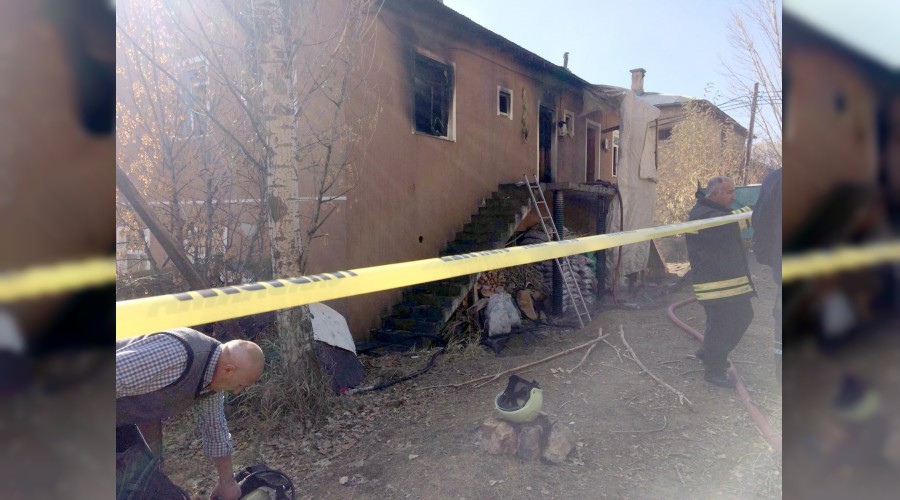 Ev yang�n�na 3 kurban daha