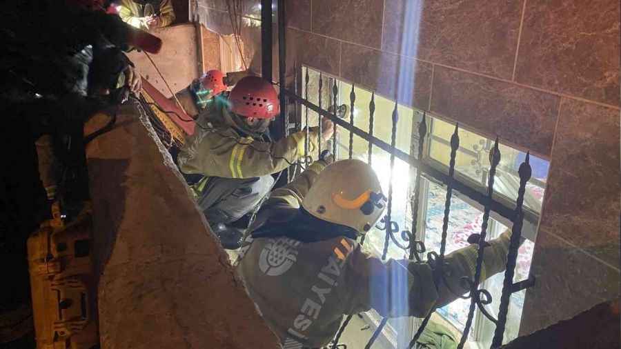 Evlerini su basan 2 kişiyi vatandaşlar kurtardı