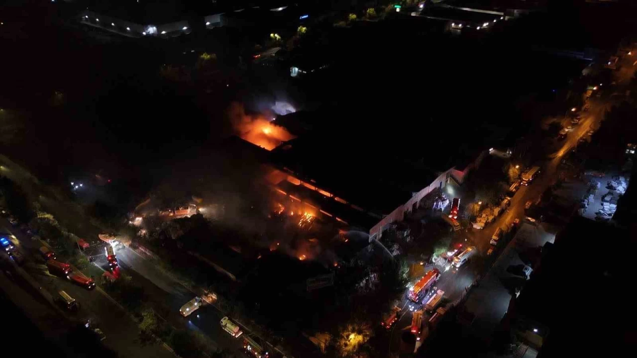 Fabrika yang�n�nda 9 saat geride kald�