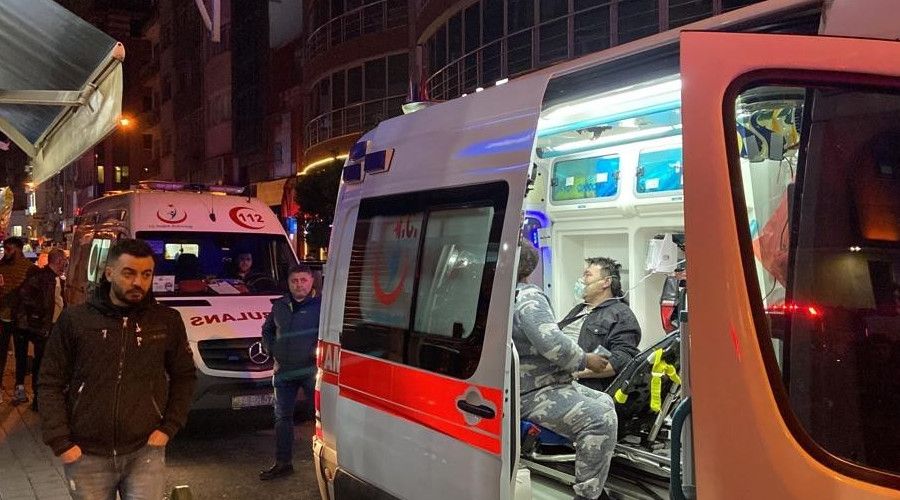 Fatih'te, 5 katl otelde kan yangnda 10 kii dumandan etkilendi