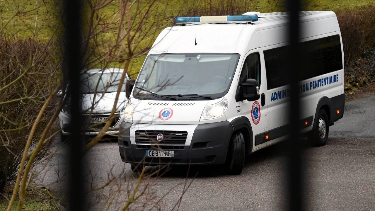 Fransa'da cezaevi arac� sald�r�ya u�rad�: �ki cezaevi g�revlisi �ld�, mahkum firar etti