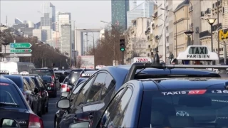 Fransa'da taksiciler sosyal güvenlik yasasını protesto etti