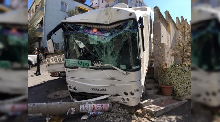 Freni boşalan midibüs dehşet saçtı