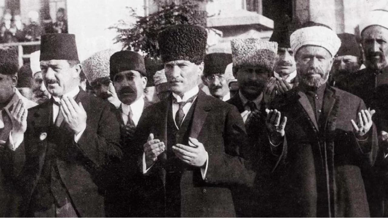Gazi Mustafa Kemal Atatürk'ü rahmetle, minnetle anıyoruz