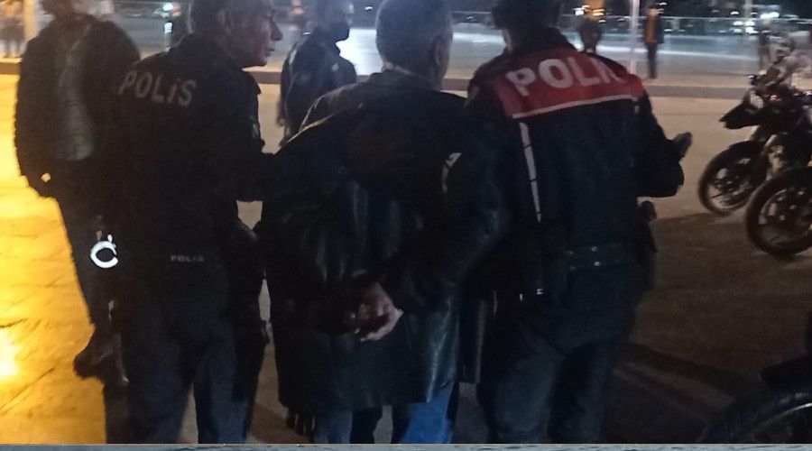 'Gel sana sar�lay�m' deyip, kal�as�ndan b��aklad�