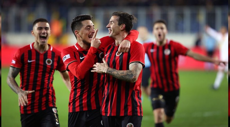Gen�ler'e a��r konuk