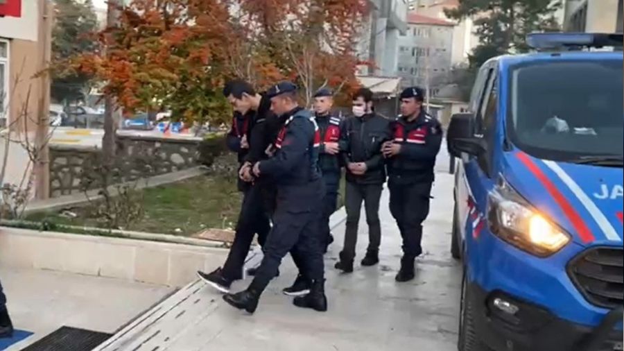 Gezmeye geldikleri şehirde paraları bitince imamın koyunlarını çaldılar