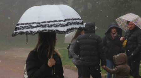 Gölcük Tabiat Parkı'nda kar sürprizi