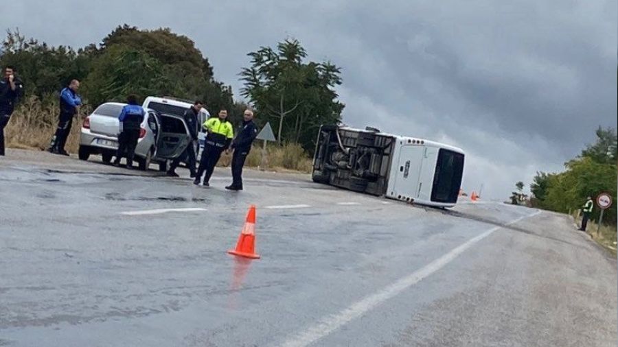 Gönen'de minibüs devrildi: 7'si polis 10 kişi yaralandı