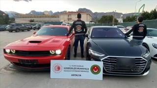 Gümrük muhafaza ekipleri 15 kaçak lüks otomobile el koydu