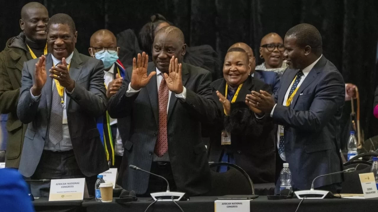 Gney Afrika'da Ramaphosa yeniden devlet bakan oldu