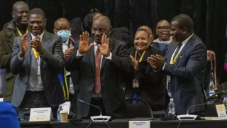 Gney Afrika'da Ramaphosa yeniden devlet bakan oldu