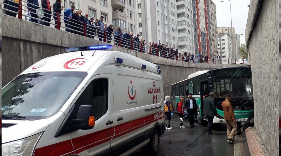 Halk otob�s� kaza yapt�: 8 yaral� 