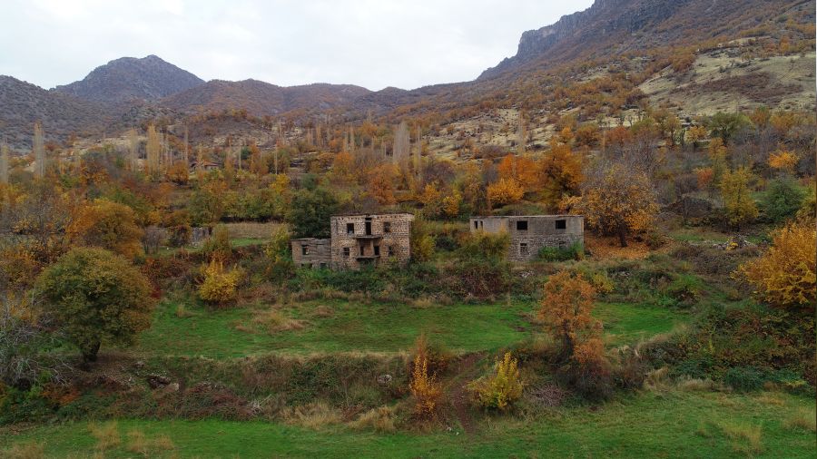 Harabe evler ve sonbaharın ahengi görenleri hayran bıraktı