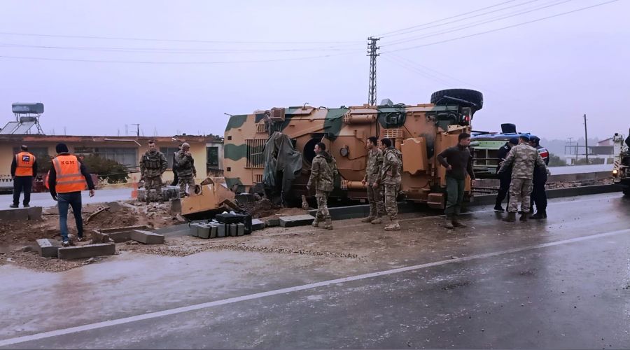 Hatay'da askeri ara� devrildi: 3 asker yaral�