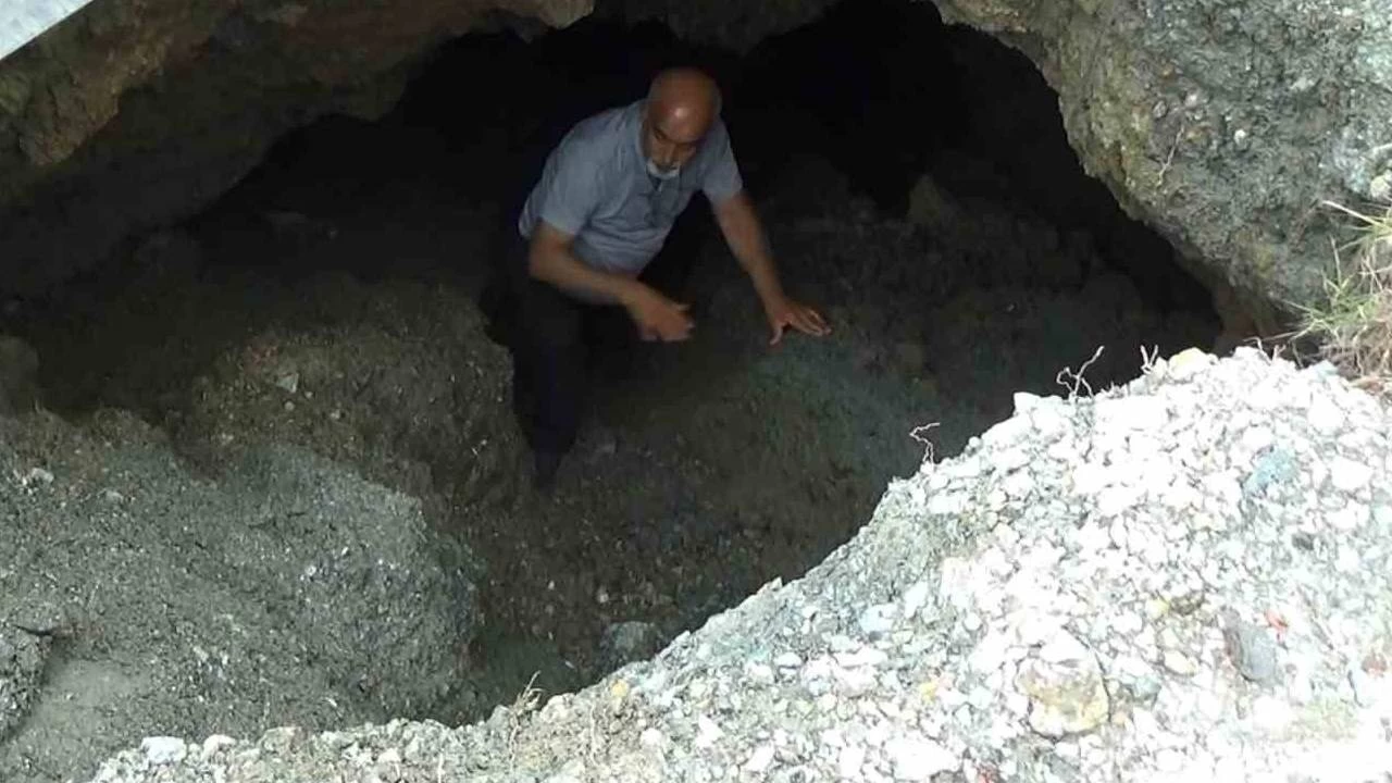 Hatay'da ��kmeyle ortaya ��kan devasa �ukur merak uyand�rd�