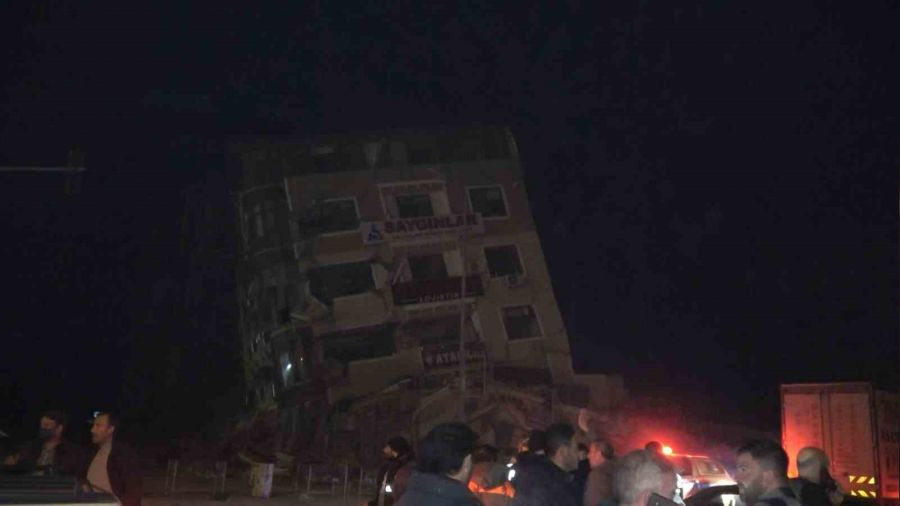 Hatay'da deprem sonrası ev yan yattı