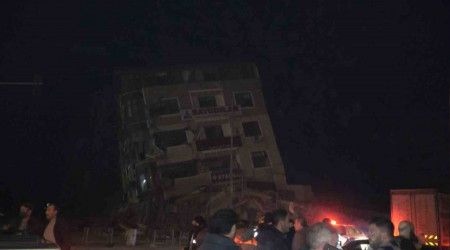 Hatay'da deprem sonrası ev yan yattı