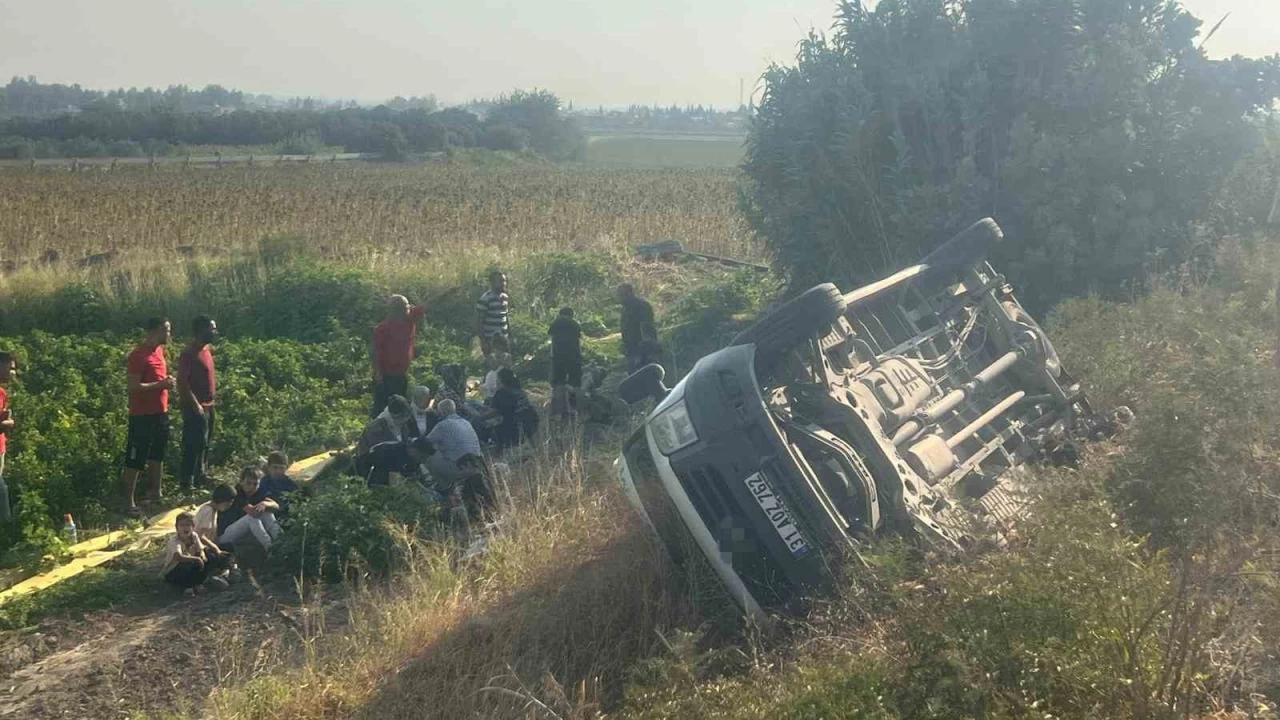 Hatay'da engelli ��rencileri ta��yan servis kaza yapt�: 8 yaral�