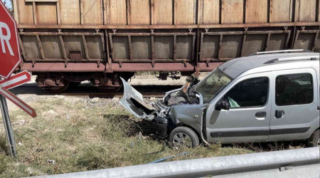 Hemzemin geçitte tren araca çarptı