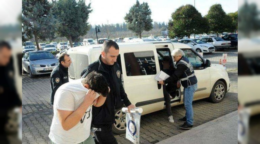 H�rs�zlar girdikleri evde deh�et sa�t�