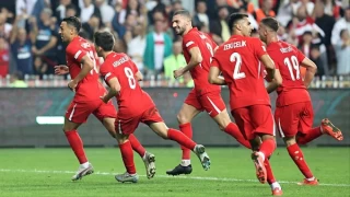 Hollanda ve İspanya zor