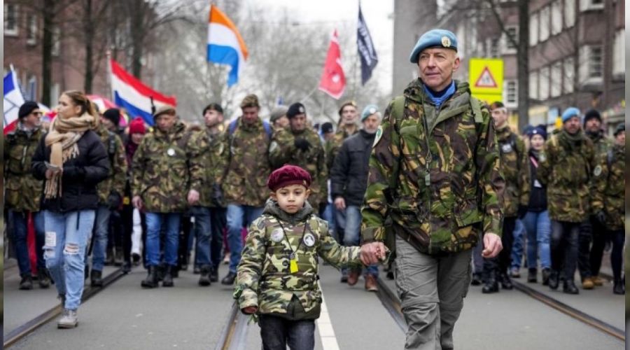 Hollanda'da k�s�tlamalar protesto edildi