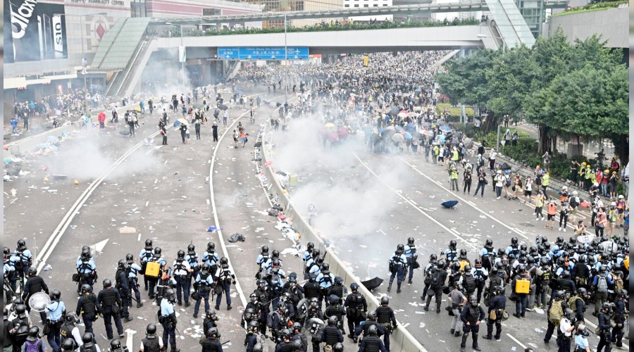 Hong Kong'da olaylar durmuyor