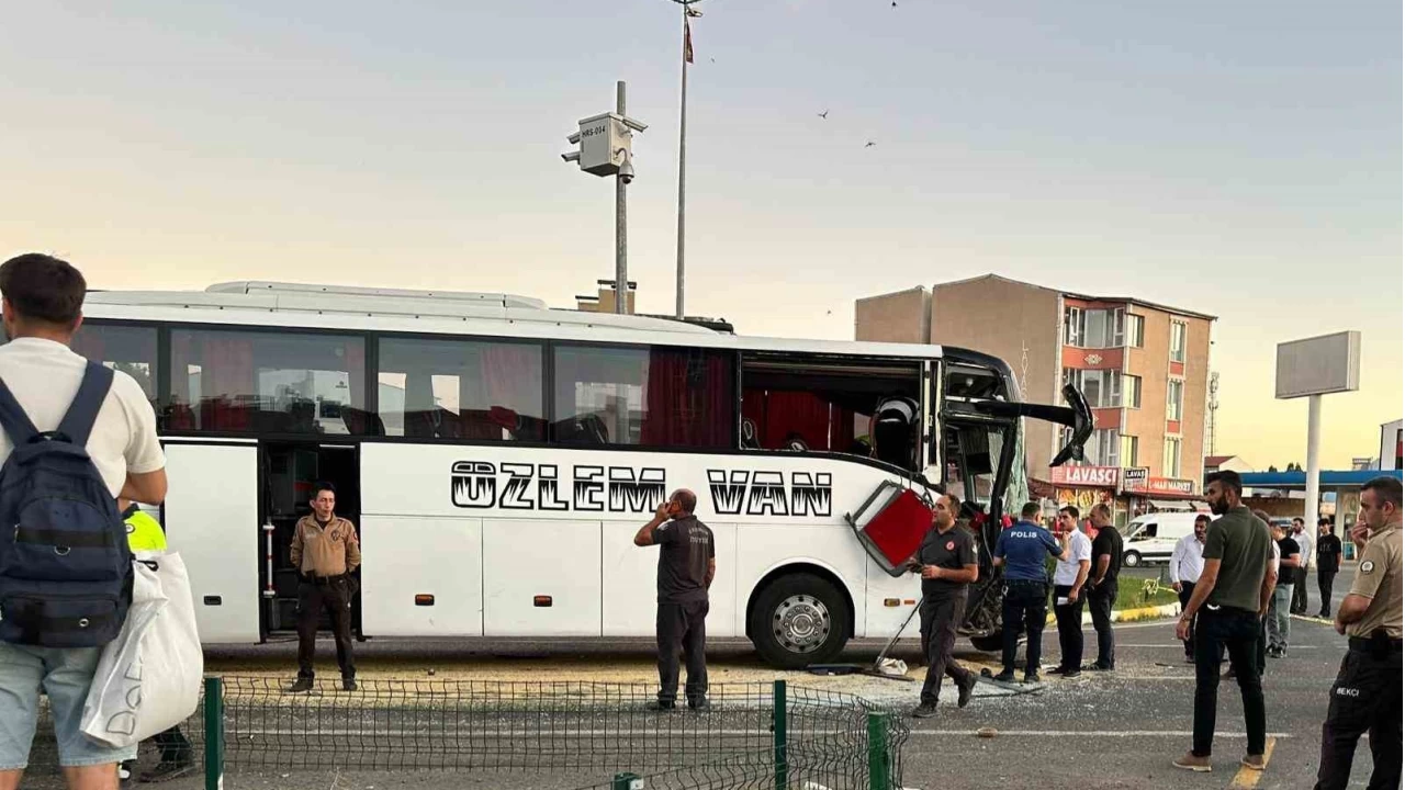 Horasan'da yolcu otobüsü ile traktör çarpıştı: 8 yaralı