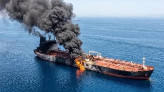Hürmüz Boğazı'nda süpertanker mayına çarptı, alev aldı