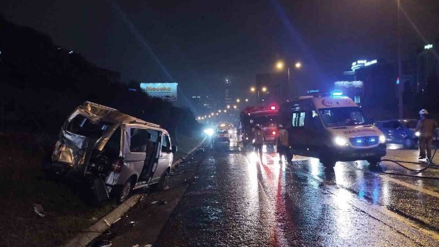 İETT otobüsü park halindeki minibüse çarptı: 2 yaralı
