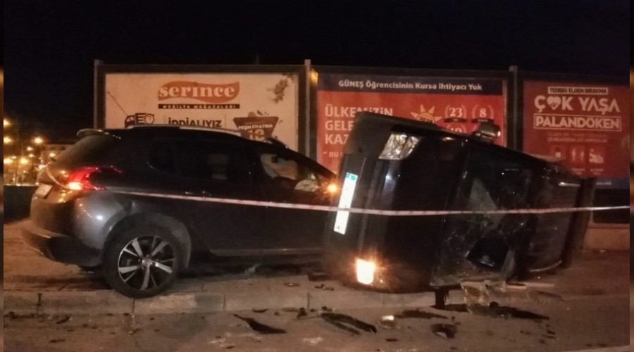 �ki otomobil kav�akta �arp��t�