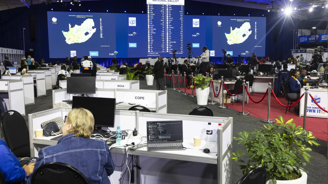 �ktidar partisi, 30 y�l sonra parlamentoda �o�unlu�u kaybetti