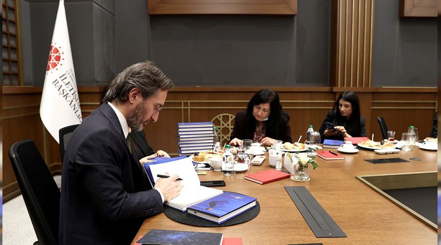 �leti�im Ba�kan� Altun, T�rkiye'yi �ngilizce anlatt�