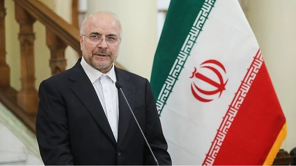 �ran Meclis Ba�kan� Muhammed Bak�r Galibaf, ABD'nin kara operasyonu i�in haz�rl�k yapt��� iddialar�na ili�kin, "D��man a��k�a m�zakere mesaj� verirken, gizlice bir kara sald�r�s� planl�yor. Adamlar�m�z, onlar� ate�e vermek i�in ABD askerlerinin karaya gelmesini bekliyor" dedi.