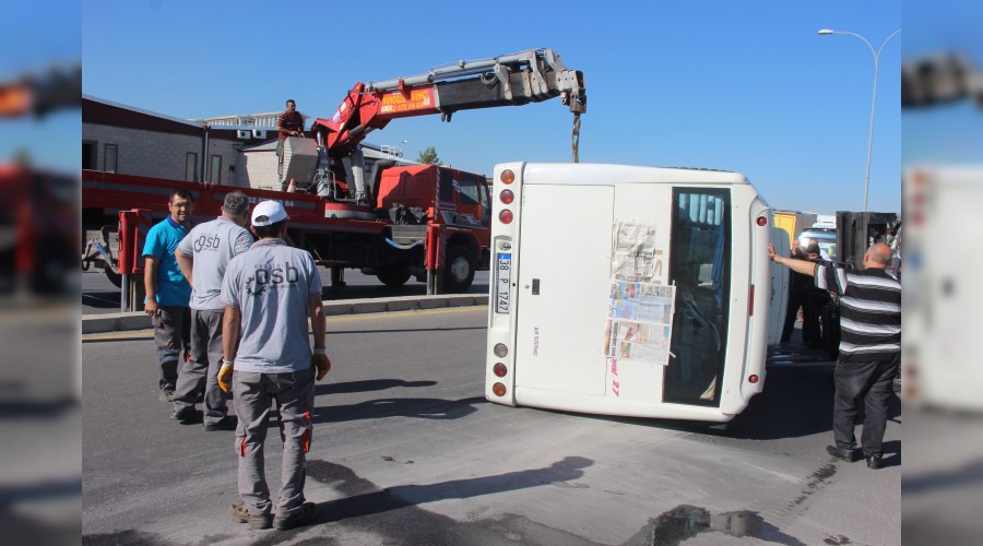 İşçi servisi ile kamyonet çarpıştı: 17 yaralı