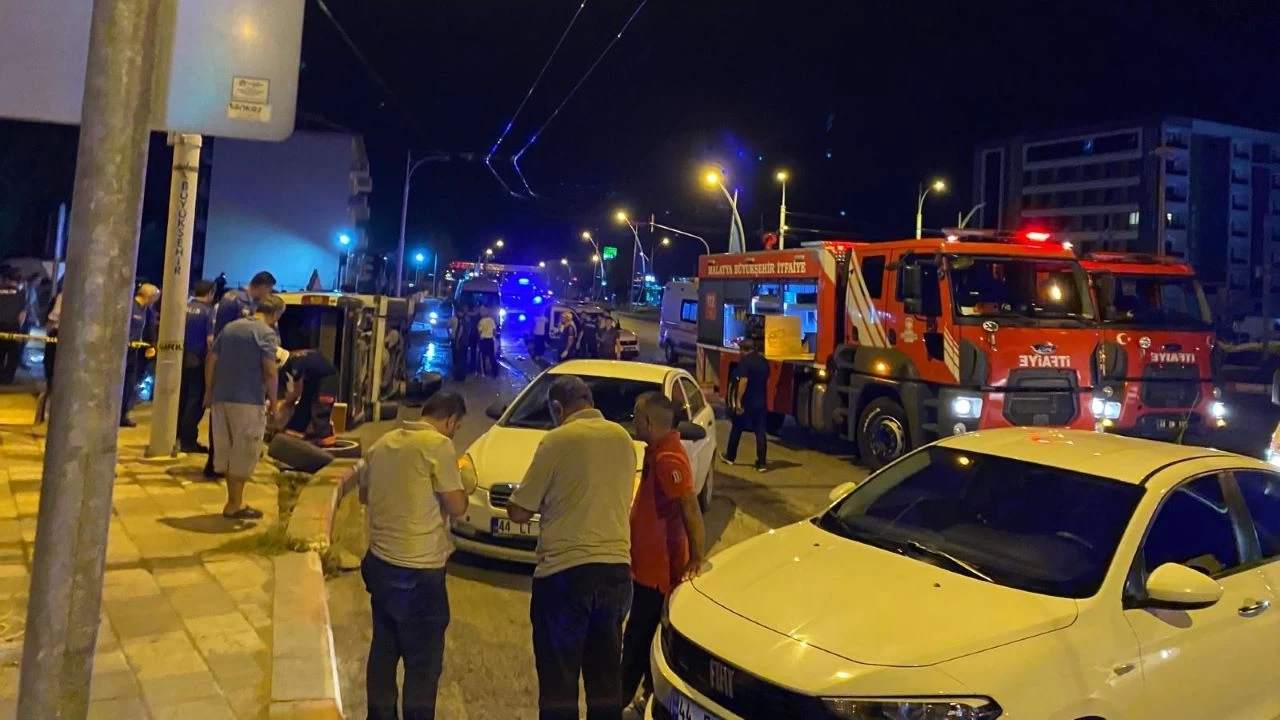 İşçi servisiyle otomobil çarpıştı, 1 ölü, 14 yaralı