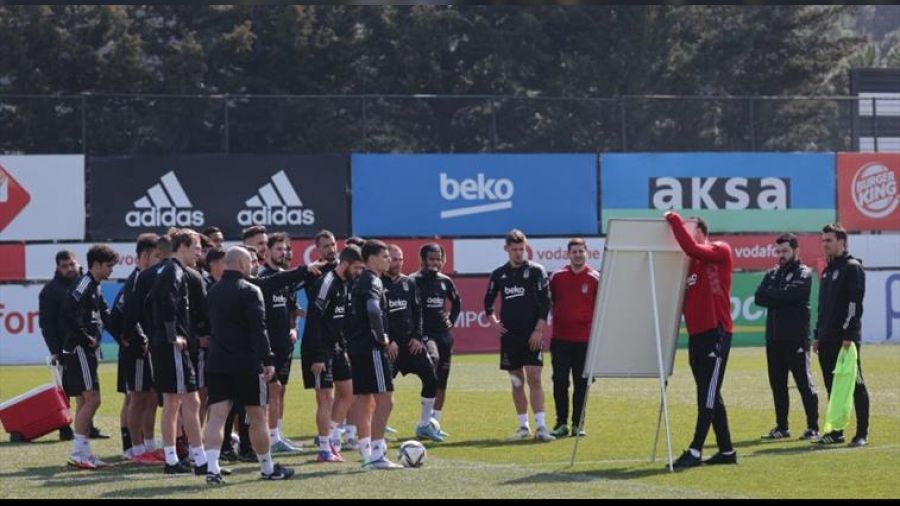 Ismael iki futbolcunun biletini kesti