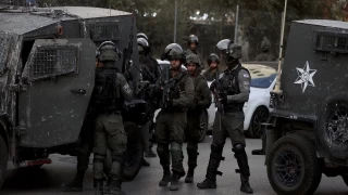 İsrail askerleri, Batı Şeria'da en az 18 Filistinliyi gözaltına aldı