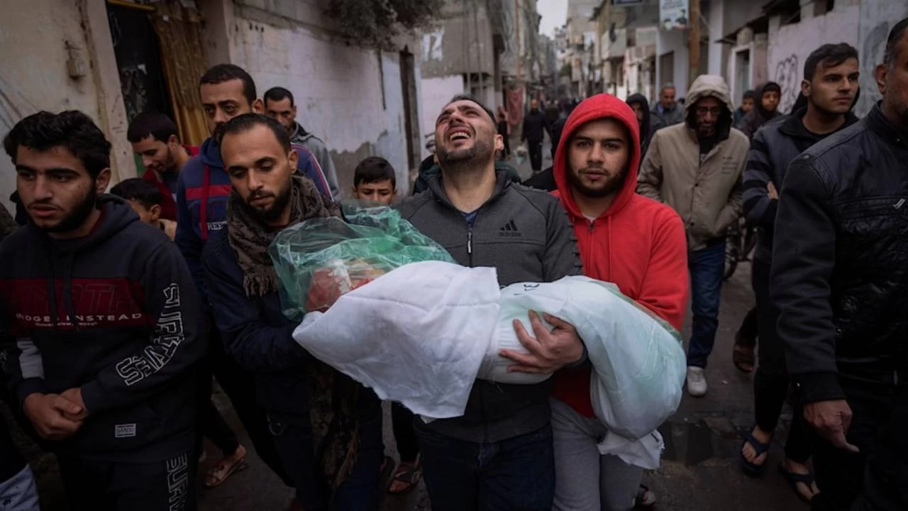 İsrail savaş uçakları Refah'ta bir ailenin evini bombaladı, 19 kişi öldü