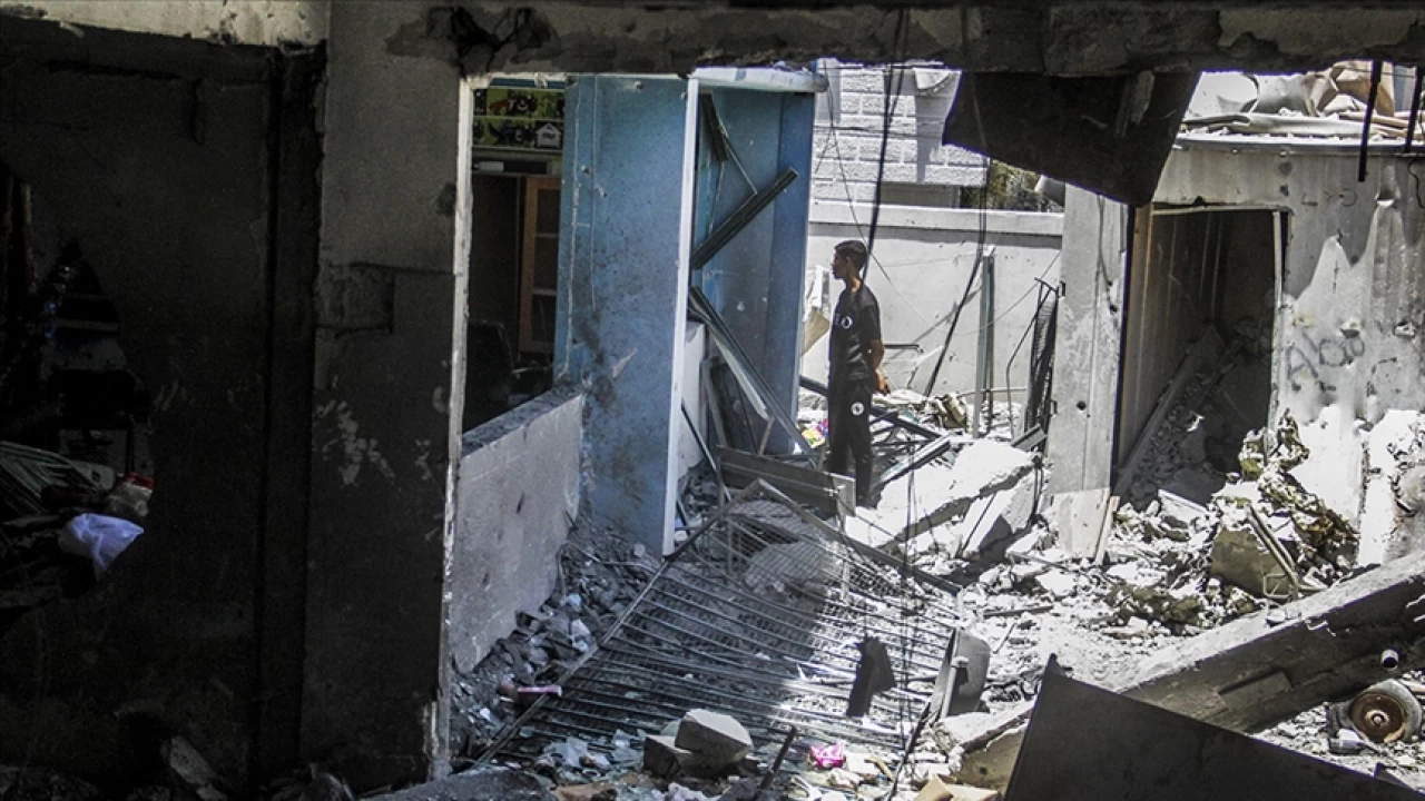 İsrail'in Gazze'de sivillerin sığındığı okula düzenlediği saldırıda 15 kişi öldü