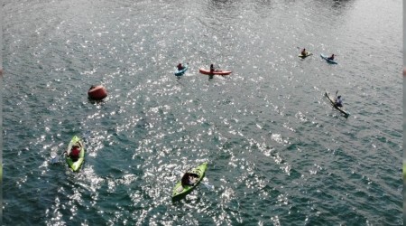 İstanbul Boğazı kanolarla renklendi