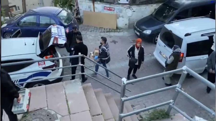 �stanbul'da cephaneli�e �evrilen eve operasyon kamerada
