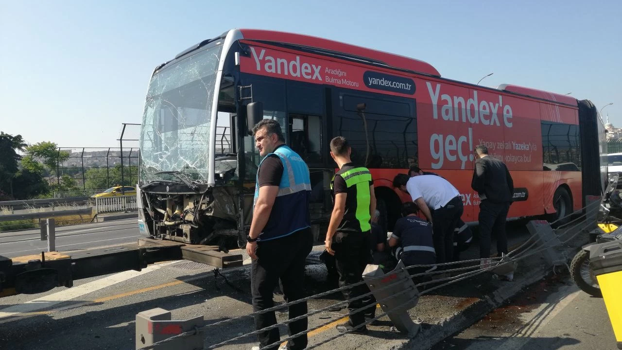 İstanbul'da metrobüs bariyerlere çarptı