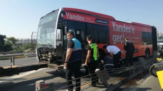 stanbul'da metrobs bariyerlere arpt