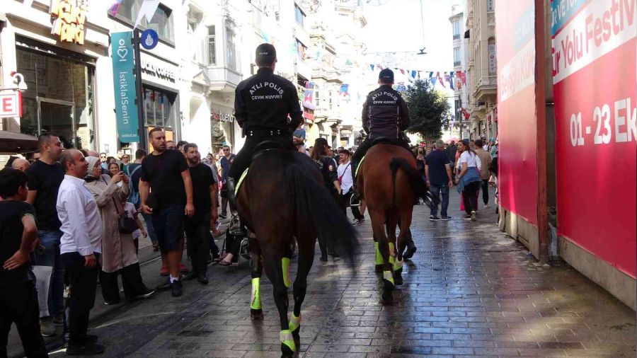 stiklal Caddesi'nde atl polislere youn ilgi