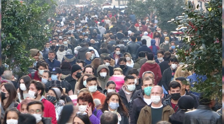İstiklal Caddesi'nde insan seli