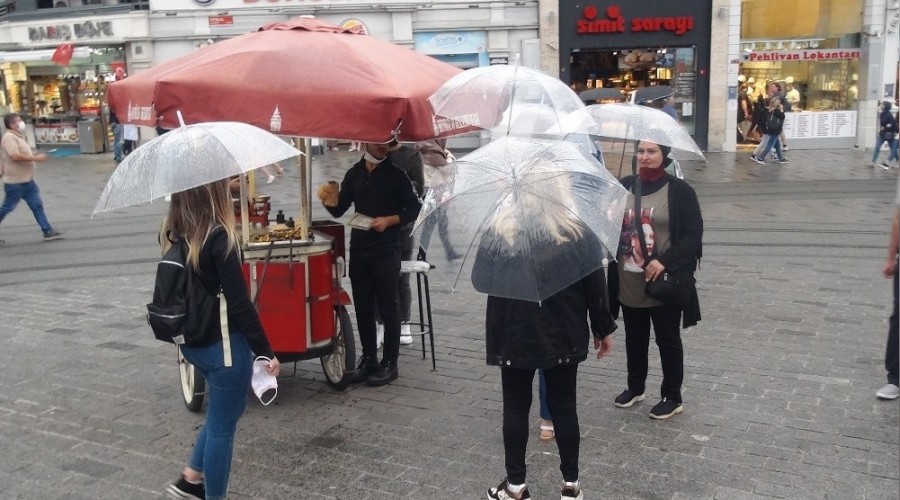 stiklal Caddesi'nde yamur etkili oldu
