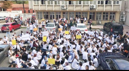 İÜ öğrencileri oturma eylemi yaptı
