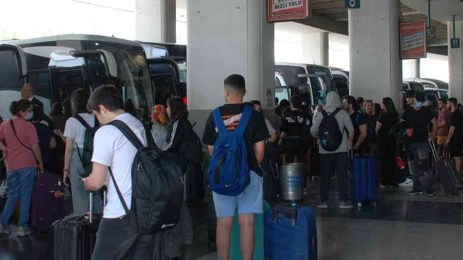 �zmir Otogar�'nda bayram yo�unlu�u